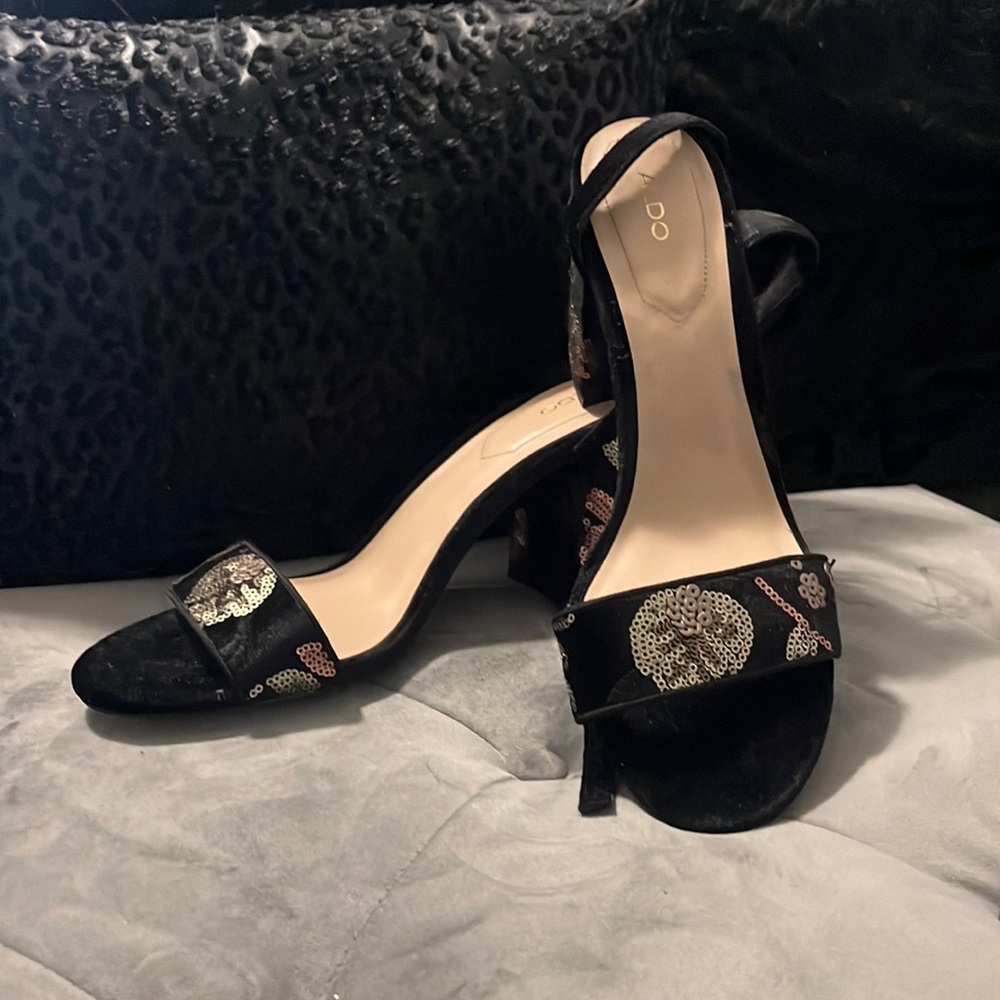 There Aldo color black and gold